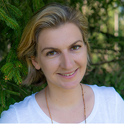 Nicole Waldhauser vor einem Baum